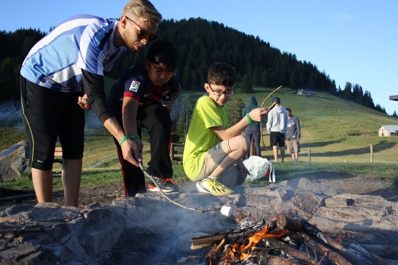 Village Camps International Summer Camp Leysin, Switzerland 2025-08-09 https://www.villagecamps.com/journals_admin/images/703-14-campfire (15).jpg